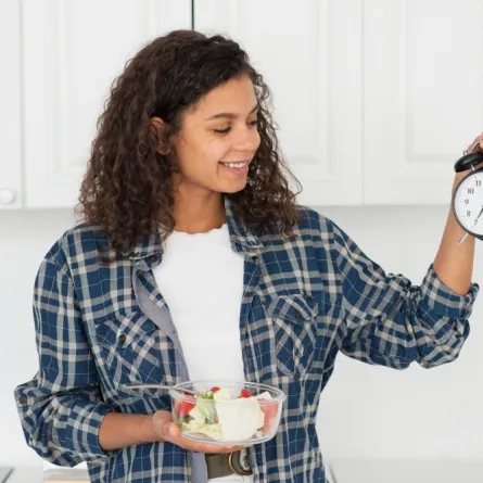 تناول الأكل في النصف الثاني من اليوم يبطيء التمثيل الغذائي- المصدر freepik