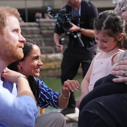 الأمير هاري Prince Harry وميغان دوقة ساسكس Meghan, the Duchess of Sussex، في ميناء سيدني في 17 أبريل 2026 - مصدر الصورة: Jonathan Brady / POOL / AFP