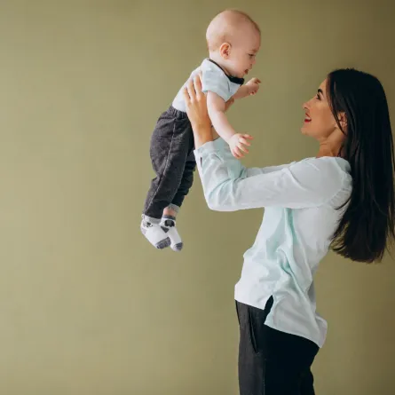 صورة لأم مع مولودها