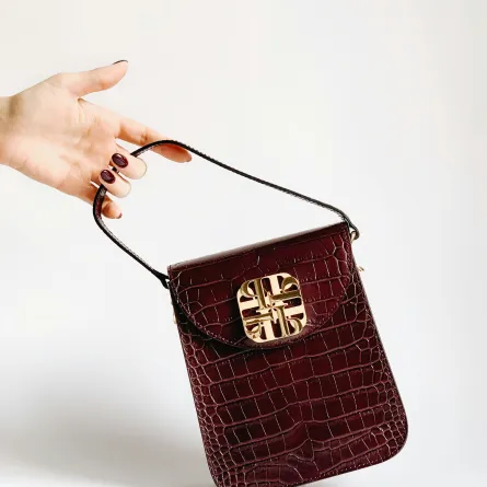 كيف تعيدين حقيبة يدك كالجديدة؟ أسرار التنظيف والحماية من التلف