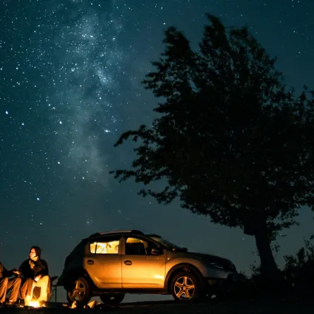 خطيبان يستمتعان بقضاء لحظات طيبة في المساء