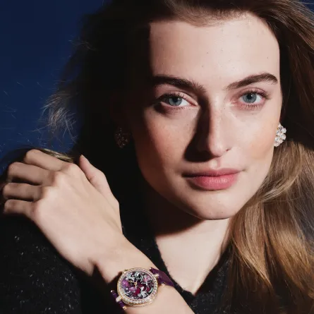 ساعة Lady Retrouvailles Célestes من فان كليف أند آربلز Van Cleef & Arpels بعدسة Arnaud Lajeunie واخراج ابداعي Gaspard Yurkievich-و-Guido Voss - الصورة من العلامة 
