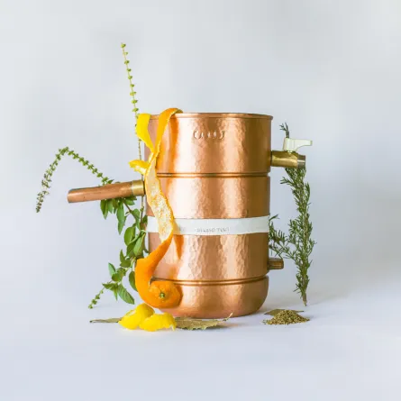 تصميم لأداة تقطير تقليدية تُستخدم لاستخراج ماء الزهر وماء الورد الطبيعي