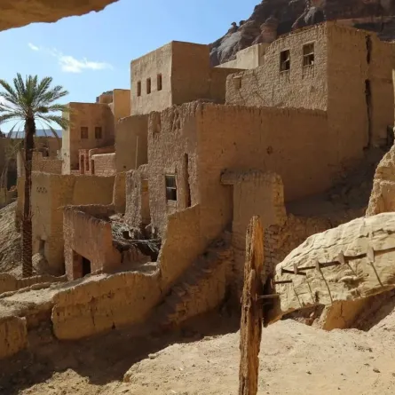 تعكس المعالم الأثرية في العُلا تنوّع أنماط الحياة التي شهدتها عبر مختلف الحقب الزمنية - الصورة من "واس"