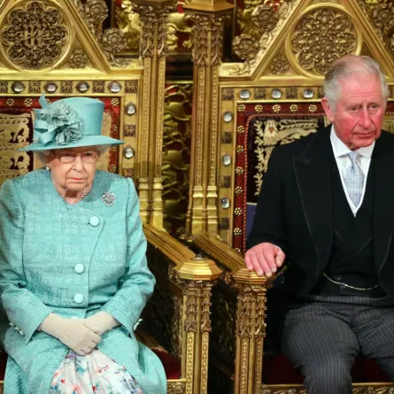الملكة إليزابيث الثانية والأمير تشارلز في مبنى البرلمان بلندن (Queen Elizabeth II and Prince Charles in the Houses of Parliament in London). مصدر الصورة: Aaron Chown / POOL / AF