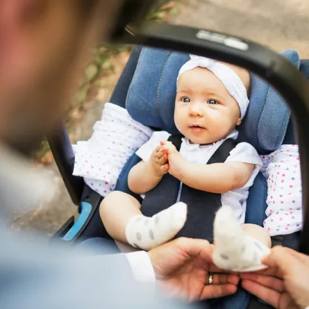 صورة لطفلة رضيعة بصحبة والدها