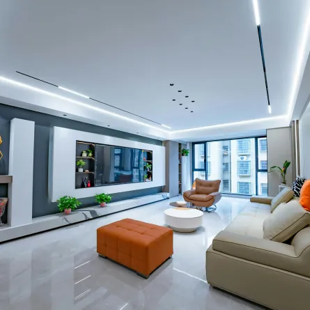 غرفة معيشة مودرن لا تسمح بحرية الحركة نتيجة الأثاث الملتصق بالجدار