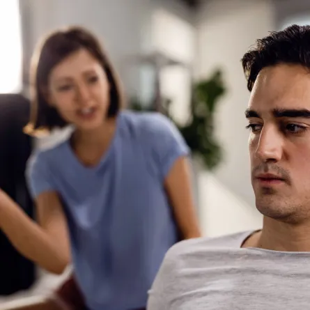 زوجة تتشاجر مع زوجها