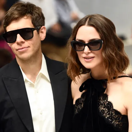 كيرا نايتلي وجيمس رايتون في باريس، فرنسا عام 2022 ( Keira Knightley and James Righton in Paris, France on 2022). مصدر الصورة: Christophe ARCHAMBAULT / AFP