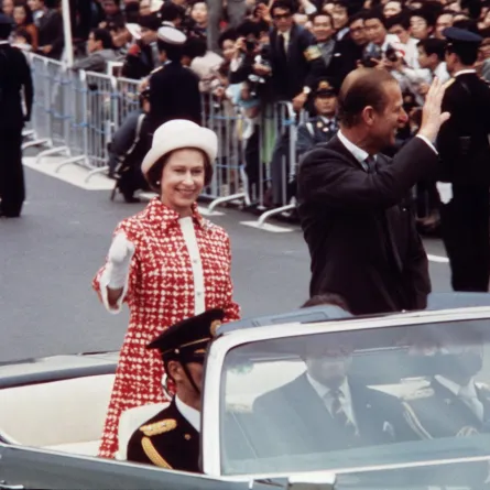 الملكة اليزابيث الثانية Queen Elizabeth II مع زوجها دوق أدنبرغ الأمير فيليب Prince Philip في اليابان عام 1975- (مصدر الصورة PANASIA / AFP)