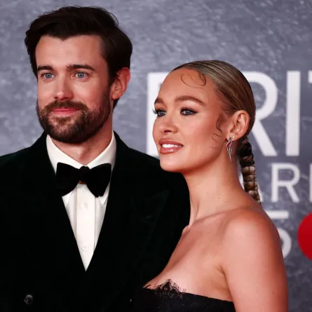جاك وايتهول Jack Whitehall وزوجته روكسي هورنر Roxy Horner في حفل توزيع جوائز بريت 2025. مصدر الصورة: HENRY NICHOLLS / AFP