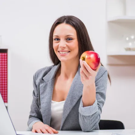 ماذا يحدث لجسمكِ عند تناول التفاح يومياً؟