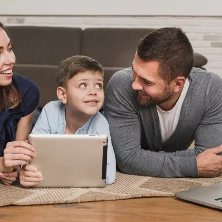 صورة لأسرة سعيدة