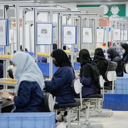  يمثل يوم 21 أبريل محطة مفصلية للمرأة كشريك رئيسي في عالم الصناعة (الصورة من واس)