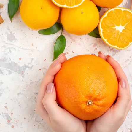 لماذا ينصح الاطباء بتناول البرتقال باستمرار؟ المصدر  Image by KamranAydinov on Freepik