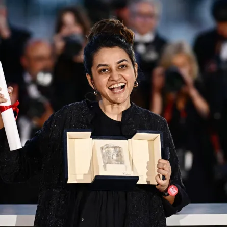 المخرجة الهندية بايال كاباديا عقب فوزها بالجائزة الكبرى خلال حفل ختام الدورة الـ77 من مهرجان كان السينمائي - مصدر الصورة Photo by LOIC VENANCE / AFP