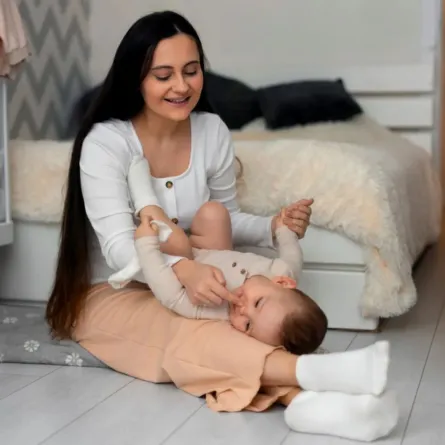 صورة لام سعيدة مع طفلها الأول