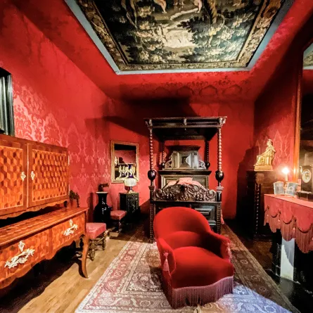 غرفة نوم هي نسخة محاكة للغرفة الحقيقية في جزيرة سانت هيلين، والتي توفي فيها فيكتور هوغو