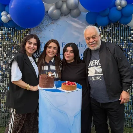 روجينا وأشرف زكي مع ابنتيهما مايا ومريم