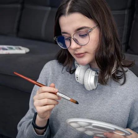 صورة لمراهقة ترسم