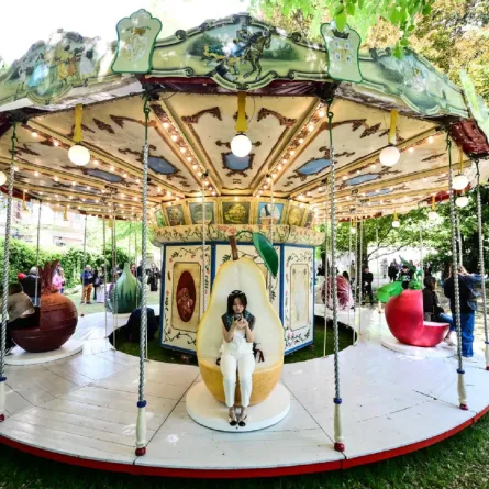 زائرة جالسة على العمل الفني الذي قامت به المصممة ليلى جوهر كجزء من فعاليات Fuorisalone 2026، عشية أسبوع ميلانو للتصميم، في ميلانو، في 22 أبريل 2026. (Photo by Stefano RELLANDINI / AFP)