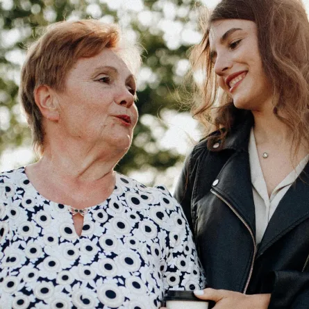 شابة تتحدث مع خالتها