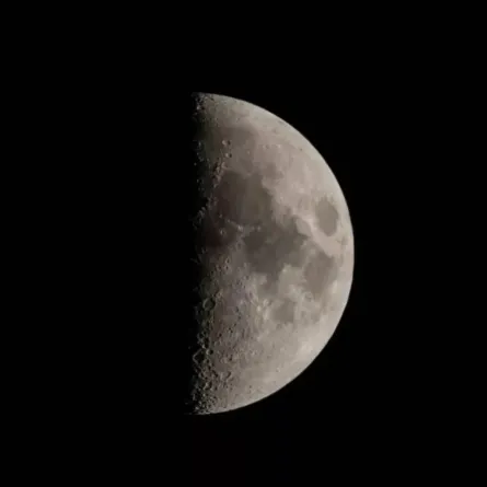 القمر في طور التربيع الأول مساء اليوم