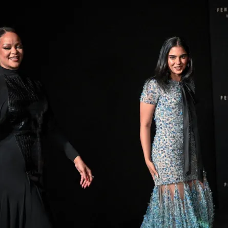 ريهانا وإيشا أمباني في مومباي (Rihanna and Isha Ambani in Mumbai). مصدر الصورة: Sujit JAISWAL / AFP