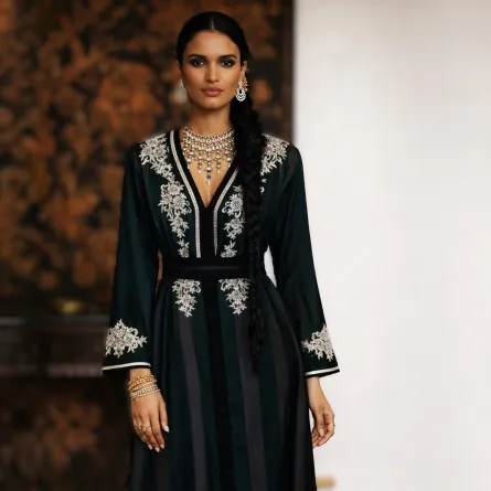 قفطان أسود مطرز من حصة فلاسي- الصورة من العلامة 