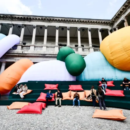 ناس يجتمعون حول تجهيز فني من تصميم ريكاردو أورتس، ضمن فعاليات معرض Fuorisalone 20خلال أسبوع ميلانو للتصميم، في ميلانو،26. (Photo by Stefano RELLANDINI / AFP)