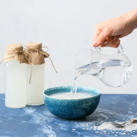 لا تتخلصي من ماء نقع الأرز.. استخدميه في روتين تنظيف منزلك