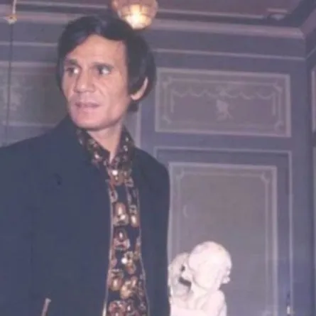 عبد الحليم حافظ داخل منزله- الصورة من صفحته على فيس بوك