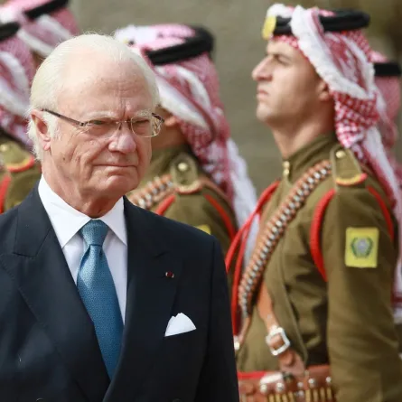 الملك كارل غوستاف السادس عشر في القصر الملكي في عمان (King Carl Gustav XVI at the Royal Palace in Amman). مصدر الصورة: Khalil MAZRAAWI / AFP