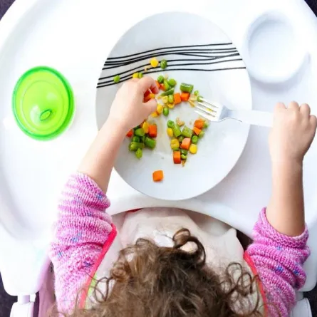 صورة لطفلة تتناول الطعام