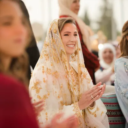 الملكة رانيا تجلس بجانب رجوة السيف في حفل الحناء(Queen Rania sititng alongside Rajwa al-Saif). مصدر الصورة: Office of Her Majesty Queen Rania Al Abdullah / AFP