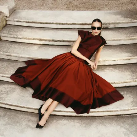  تنورة من كريستوفر جون روجرز Christopher john Rogers متوافرة لدى "أوناس"