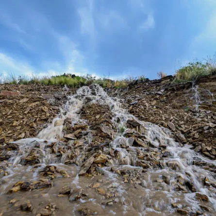  أمطار الباحة تشكّل شلالات موسمية على الصخور (مصدر الصورة: واس)