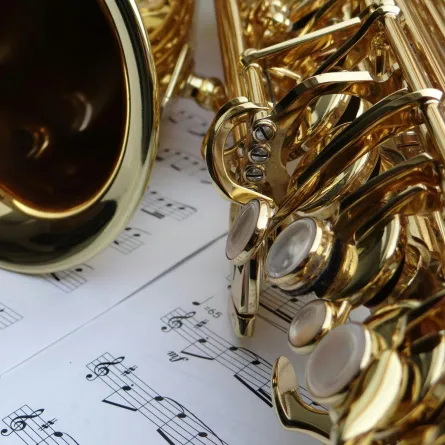 آلة الجاز موضوعة على نوتة موسيقية 