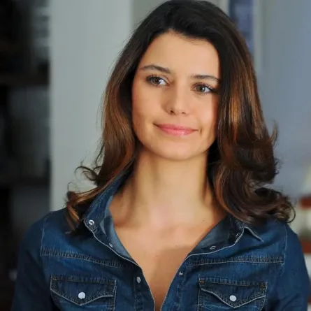 بيرين سات Beren Saat - الصورة من صفحتها على الفيس بوك