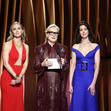 من اليمين آن هاثاوي Anne Hathaway ميريل ستريب Meryl Streep إميلي بلانت Emily Blunt (مصدر الصورة:  Matt Winkelmeyer / GETTY IMAGES NORTH AMERICA / Getty Images via AFP)