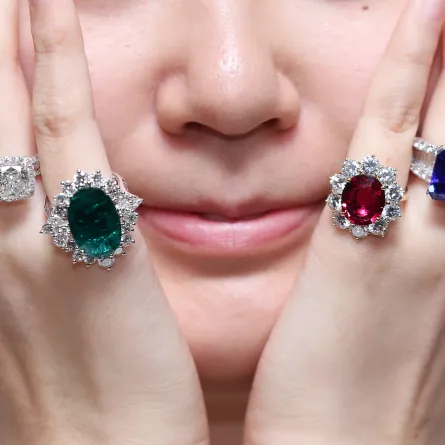 عارضة أزياء ترتدي مجموعة مجوهرات من الفنانة  Jenny Tseng جيني تسينغ،28NOV14(مصدر الصورة: Nora Tam/South China Morning Post via Getty Images)