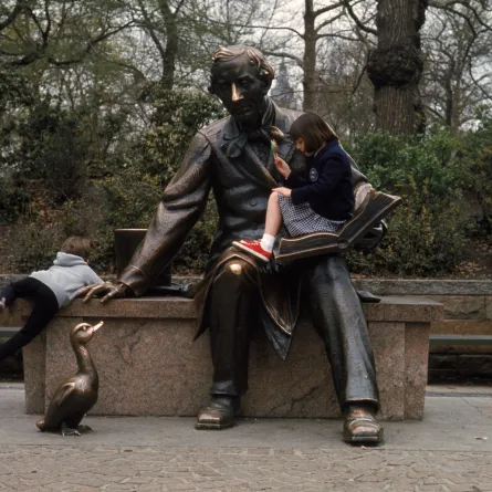 طفلان يتسلقان تمثال كاتب قصص الأطفال الدنماركي هانس كريستيان أندرسن في حديقة "سنترال بارك" بنيويورك( مصدر الصورة: Ernst Haas/Ernst Haas/Getty Images)