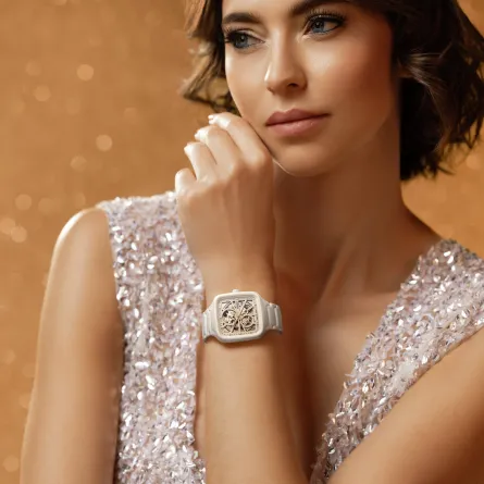  الأناقة والجاذبية تتألقان في ساعة TRUE SQUARE OPEN HEART من رادو