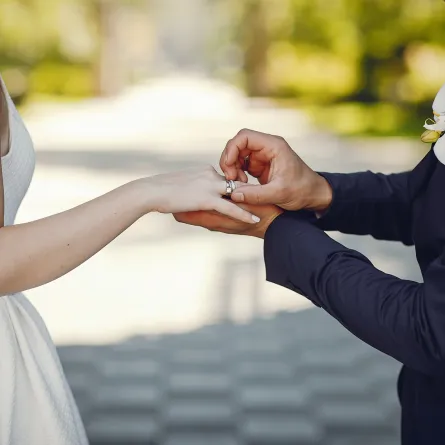 حُلم خطوبة شخص أعرفه في المنام- الصورة تعبيرية من Freepik by prostooleh