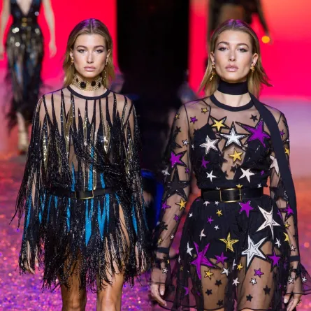 هايلي بيبر Hailee Bieber في عرض إيلي صعب -الصورة من Launchmetrics/Spotlight ©