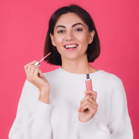 حلم أحمر الشفاه في المنام للمتزوجة - الصورة تعبيرية من freepik by kroshka__nastya