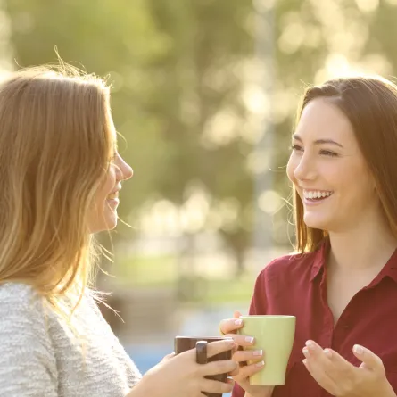 صديقتان تلقيان تحية الصباح 