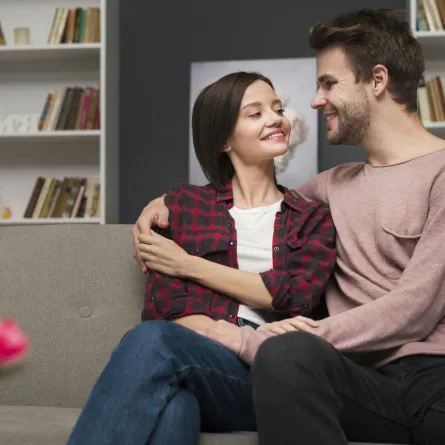  الاهتمام يكمن في التفاصيل الصغيرة التي تشعر زوجتك بأنها أولوية في حياتك - المصدر: magnific