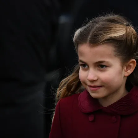 الأميرة شارلوت في كنيسة سانت ماري ماغدالين في ساندرينغهام، نورفولك، شرق إنجلترا (Princess Charlotte at St Mary Magdalene Church in Sandringham, Norfolk, eastern England). مصدر الصورة: Daniel LEAL / AFP
