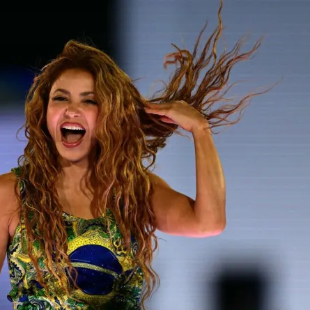 شاكيرا على شاطئ كوباكابانا في ريو دي جانيرو بالبرازيل (Shakira at Copacabana beach in Rio de Janeiro, Brazil). مصدر الصورة: Pablo PORCIUNCULA / AFP